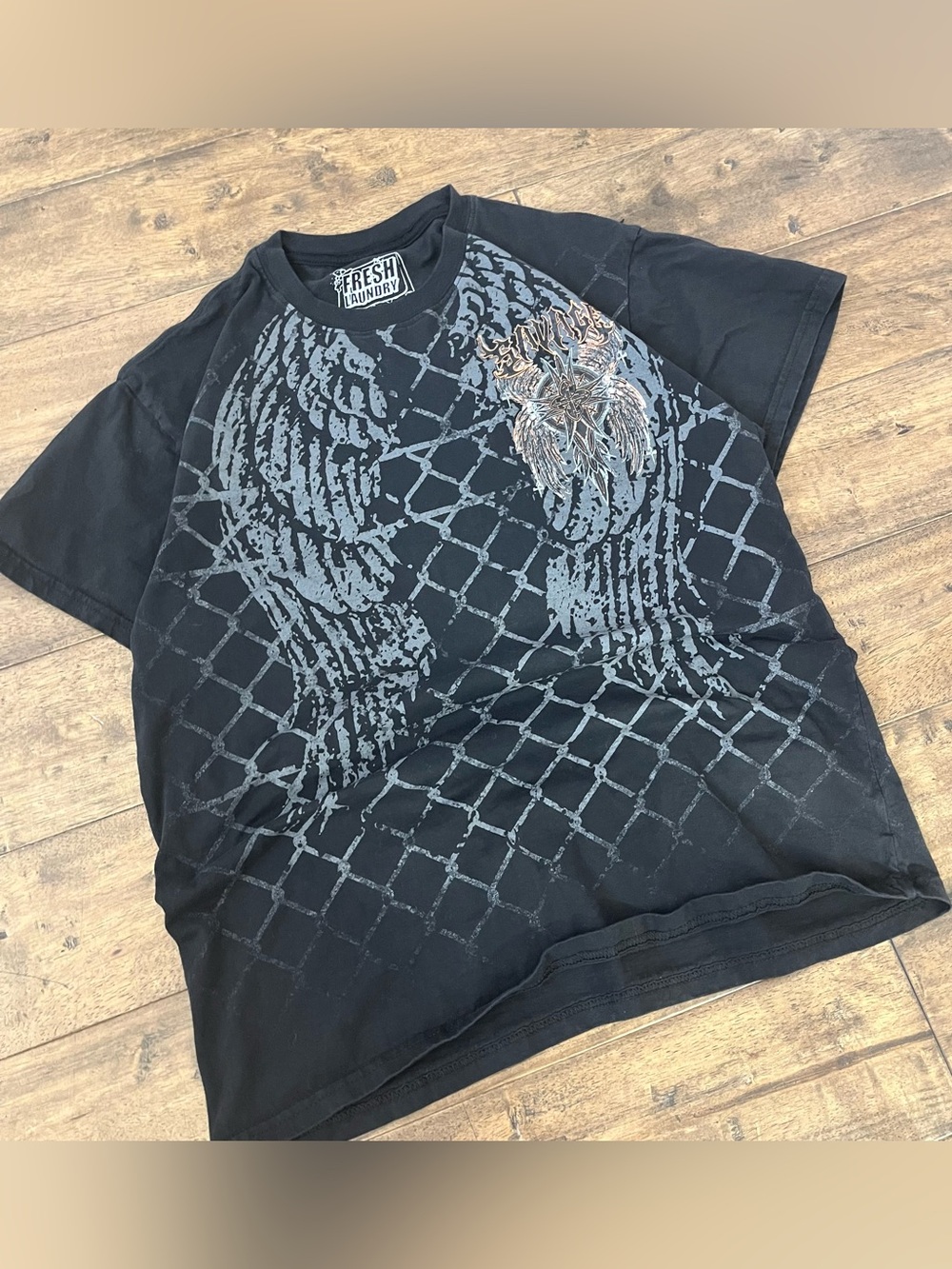 2000’s Black & grey grunge style t-shirt with skull and cross design #grunge